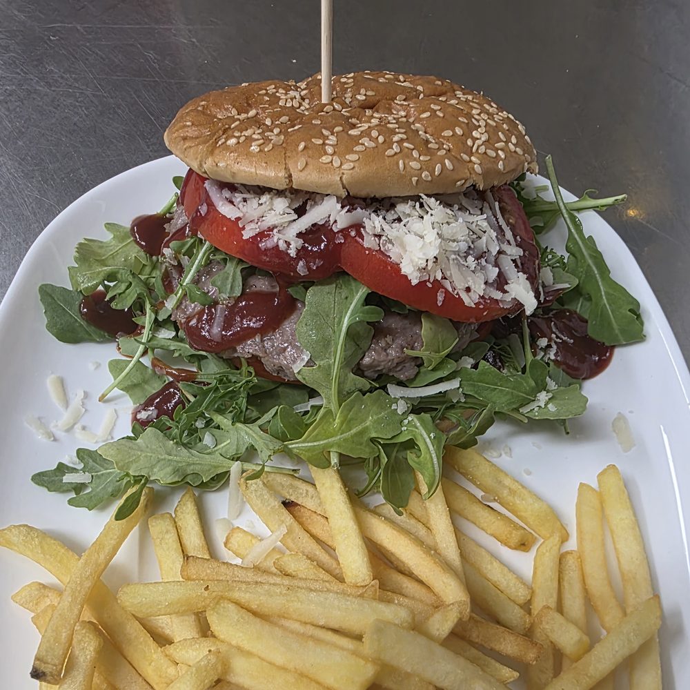 Hamburger Il Garage con rucola, pomodoro, grana e salsa barbecue, con patatine fritte