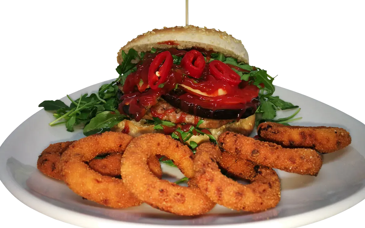 Hamburger Del Diavolo con peperoncino, melanzana e rucola, con anelli di cipolla
