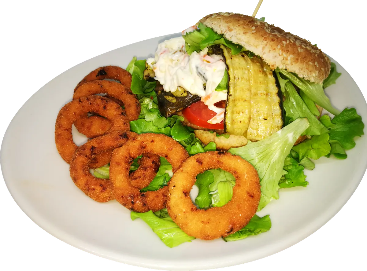 Hamburger Mediterraneo con verdure grigliate e insalata, con anelli di cipolla