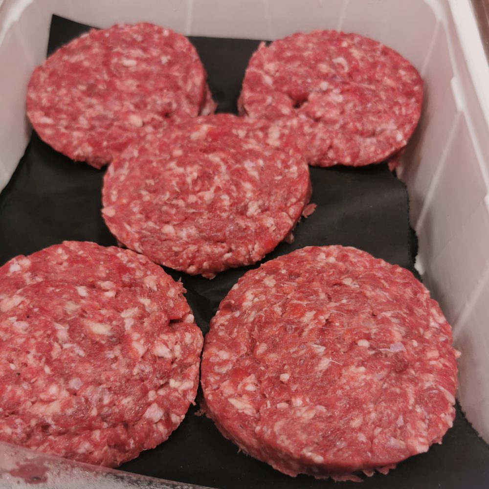 Hamburger crudi appena pressati in cucina