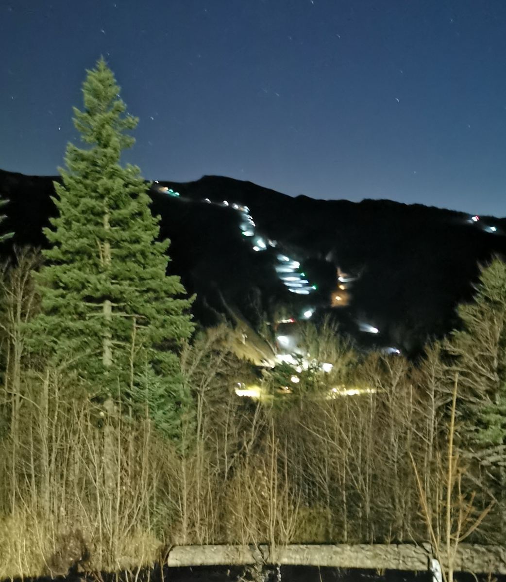 Le piste dell'Abetone illuminate di sera