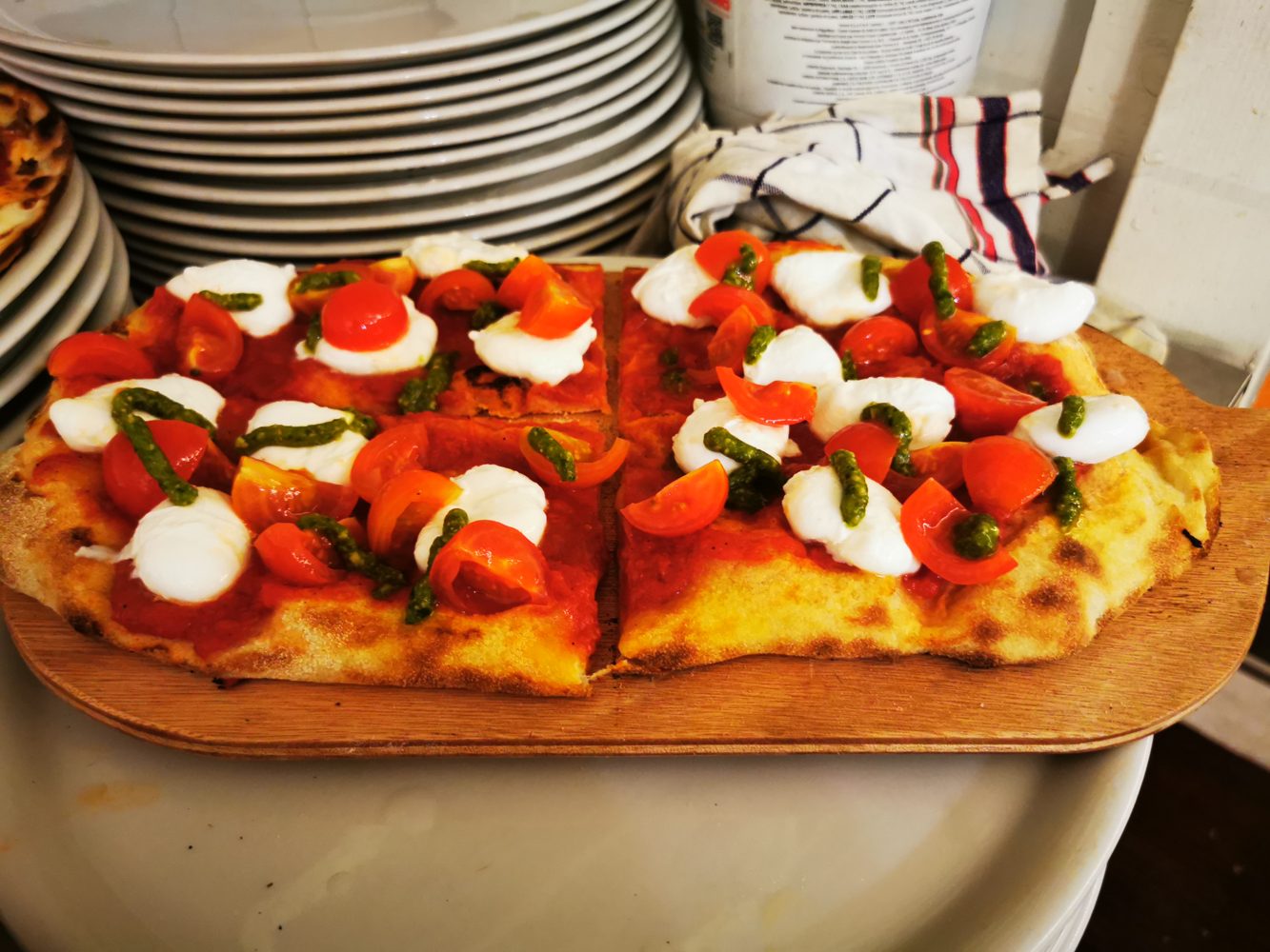 Schiacciata con pomodorini, mozzarella e pesto